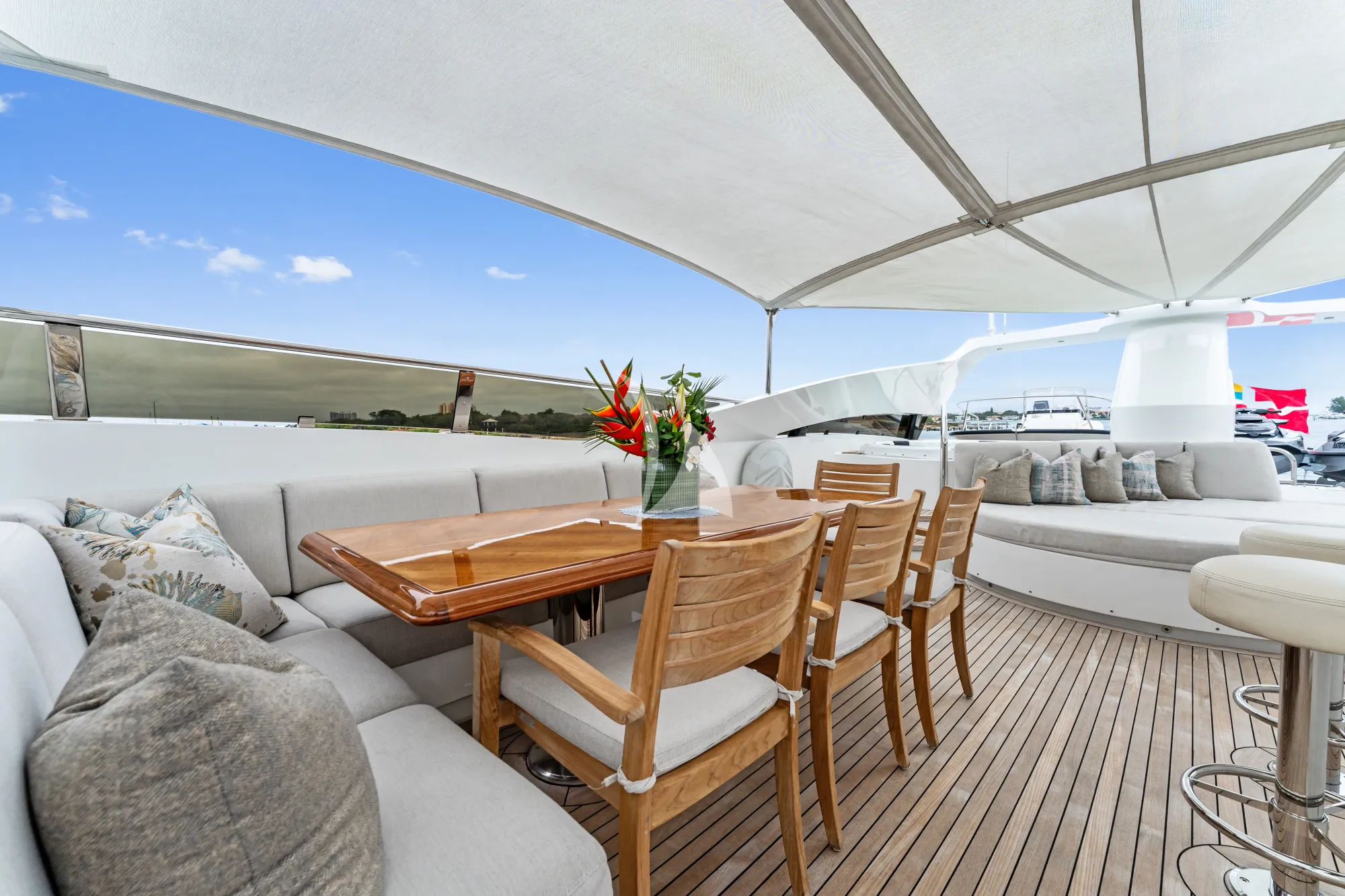 INVICTUS Palmer Johnson 123 - flybridge dining area