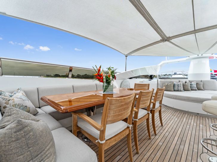 INVICTUS Palmer Johnson 123 - flybridge dining area INVICTUS Palmer Johnson 123 - flybridge dining area