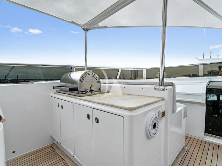 INVICTUS Palmer Johnson 123 - flybridge grilling area INVICTUS Palmer Johnson 123 - flybridge grilling area