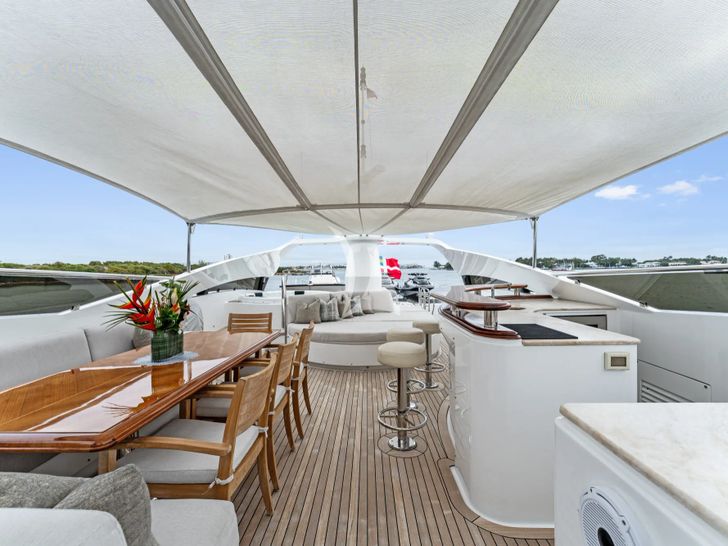 INVICTUS Palmer Johnson 123 - flybridge INVICTUS Palmer Johnson 123 - flybridge