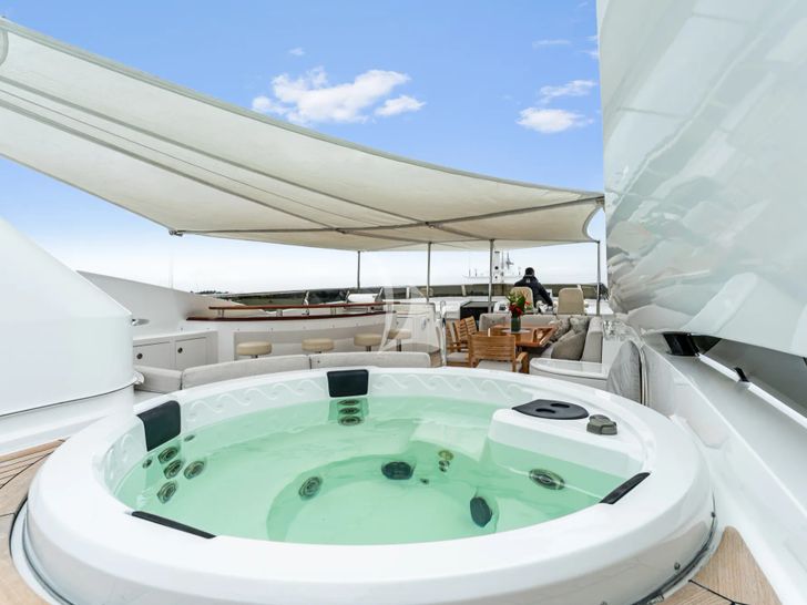 INVICTUS Palmer Johnson 123 - jacuzzi INVICTUS Palmer Johnson 123 - jacuzzi