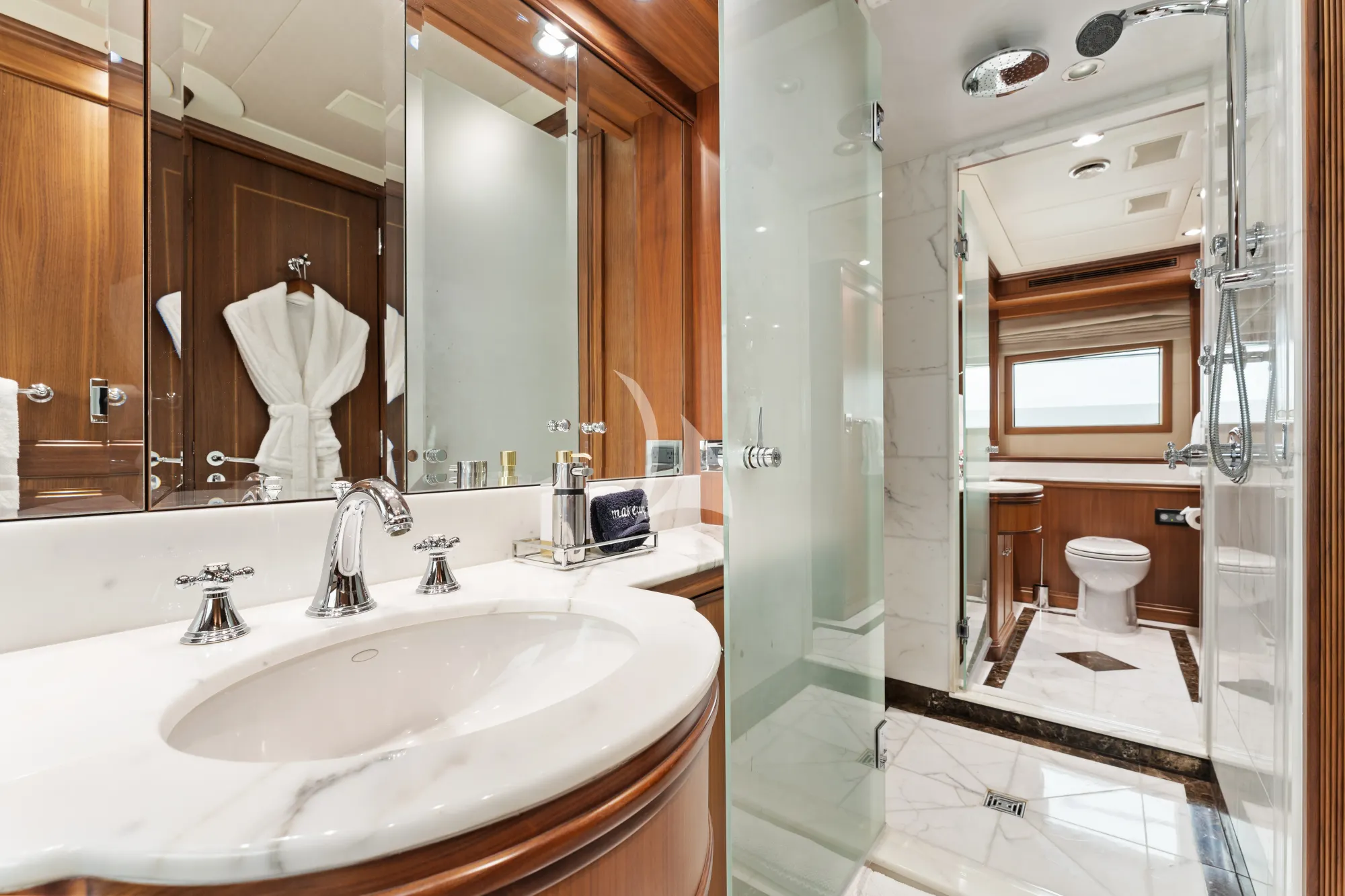INVICTUS Palmer Johnson 123 - master cabin bathroom