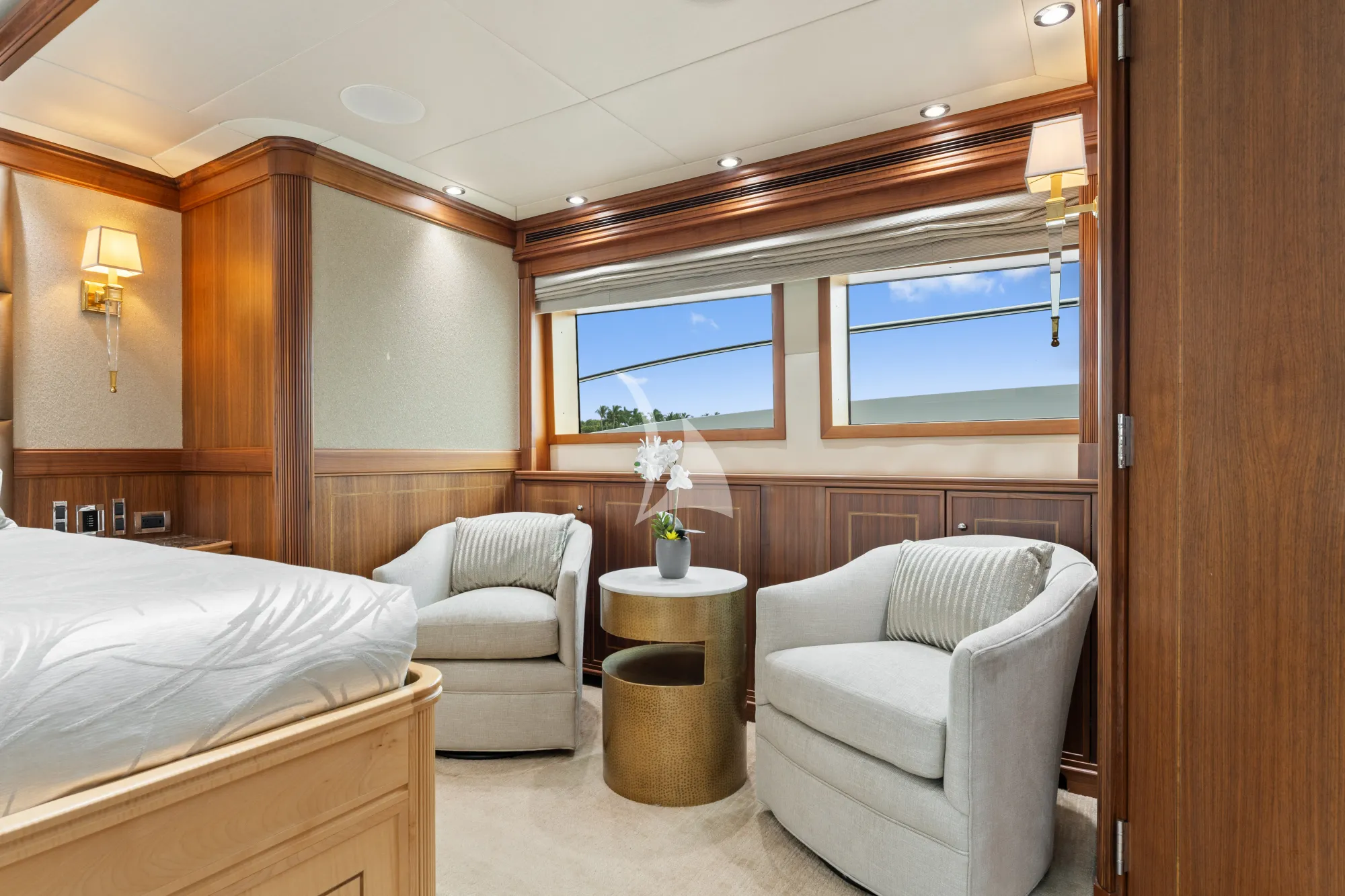 INVICTUS Palmer Johnson 123 - master cabin lounge