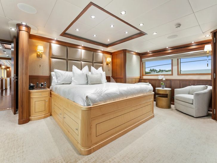 INVICTUS Palmer Johnson 123 - master cabin INVICTUS Palmer Johnson 123 - master cabin