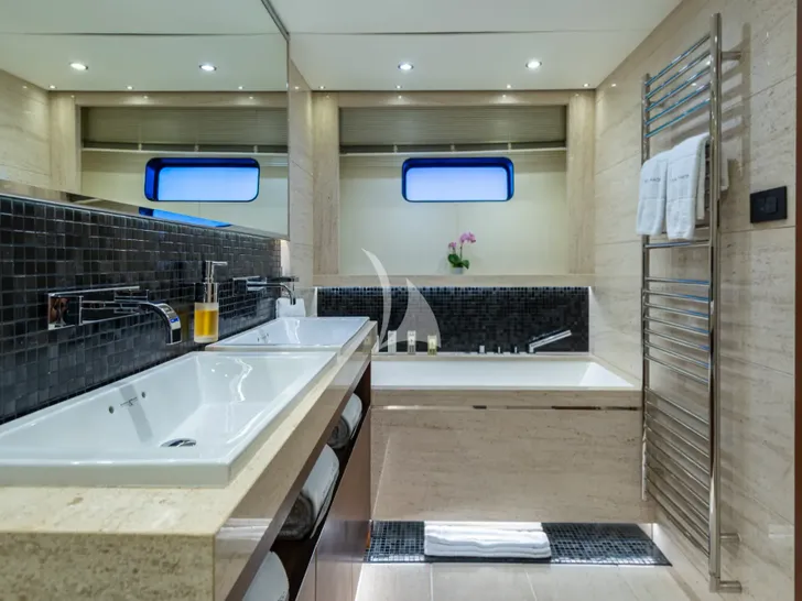 IMPERIAL PRINCESS BEATRICE Princess 131 - VIP cabin 1 bathroom IMPERIAL PRINCESS BEATRICE Princess 131 - VIP cabin 1 bathroom