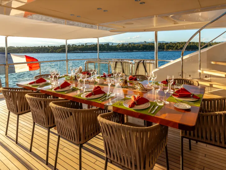 IMPERIAL PRINCESS BEATRICE Princess 131 - alfresco dining set up IMPERIAL PRINCESS BEATRICE Princess 131 - alfresco dining set up