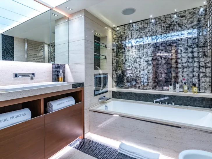 IMPERIAL PRINCESS BEATRICE Princess 131 - master cabin bathroom IMPERIAL PRINCESS BEATRICE Princess 131 - master cabin bathroom