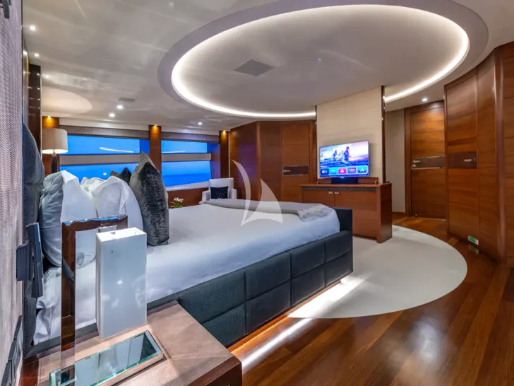 IMPERIAL PRINCESS BEATRICE Princess 131 - master cabin bed and TV IMPERIAL PRINCESS BEATRICE Princess 131 - master cabin bed and TV