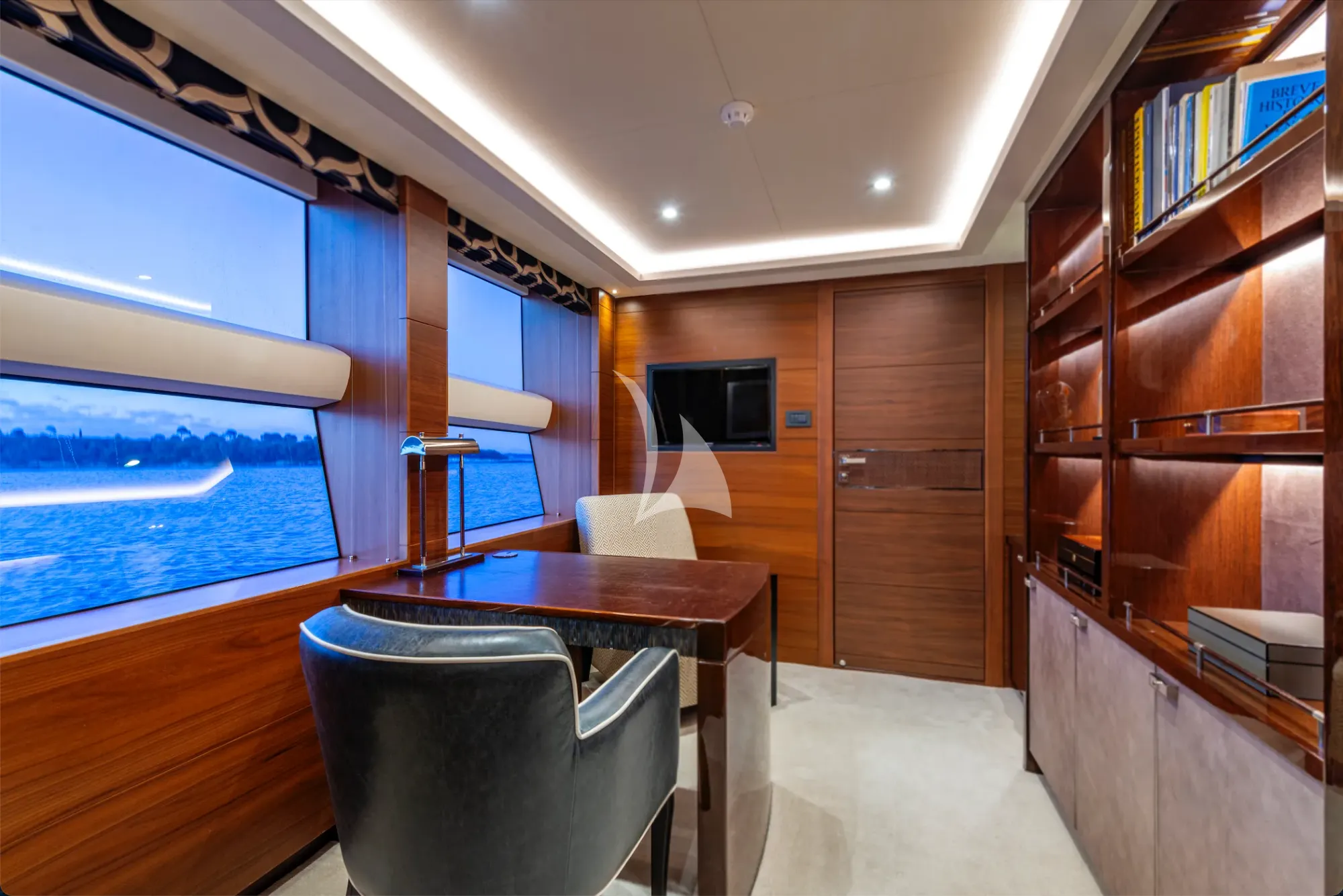 IMPERIAL PRINCESS BEATRICE Princess 131 - master cabin office