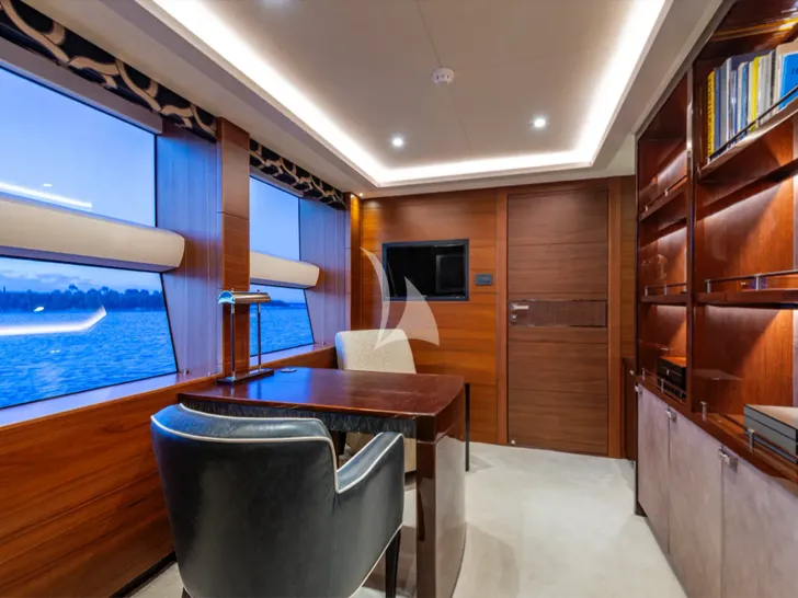 IMPERIAL PRINCESS BEATRICE Princess 131 - master cabin office IMPERIAL PRINCESS BEATRICE Princess 131 - master cabin office