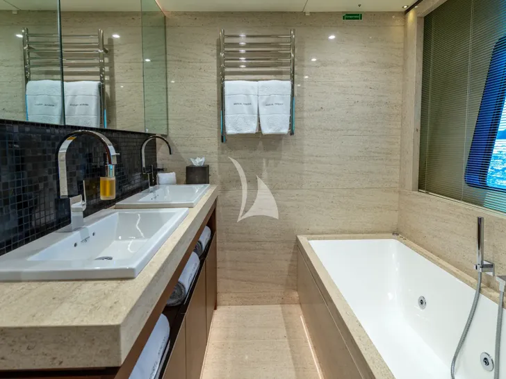 IMPERIAL PRINCESS BEATRICE Princess 131 - twin cabin bathroom IMPERIAL PRINCESS BEATRICE Princess 131 - twin cabin bathroom