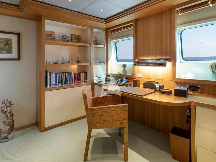 IRAVATI Oceanco 42m - master cabin office IRAVATI Oceanco 42m - master cabin office