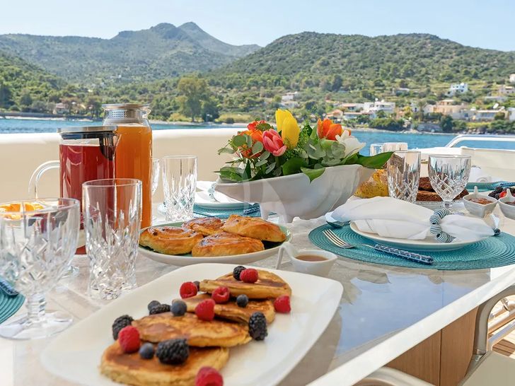 IRENE Ferretti 21m - alfresco dining set up IRENE Ferretti 21m - alfresco dining set up