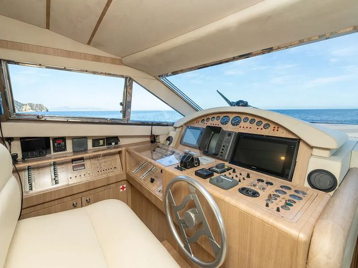 IRENE Ferretti 21m - cockpit IRENE Ferretti 21m - cockpit