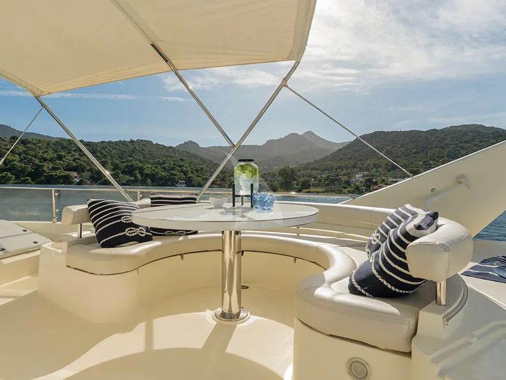 IRENE Ferretti 21m - flybridge seating and dining area IRENE Ferretti 21m - flybridge seating and dining area