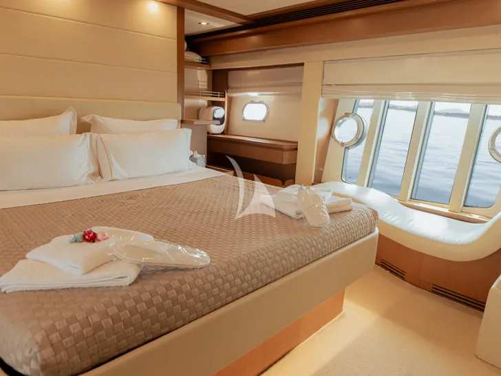 IRENE Ferretti 780 - master cabin bed IRENE Ferretti 780 - master cabin bed