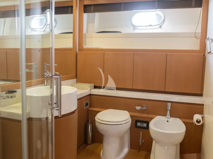 IRENE Ferretti 780 - twin cabin bathroom IRENE Ferretti 780 - twin cabin bathroom