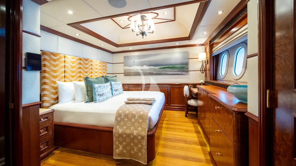 IRON BLONDE Trinity Yacht 60m - VIP King cabin 2