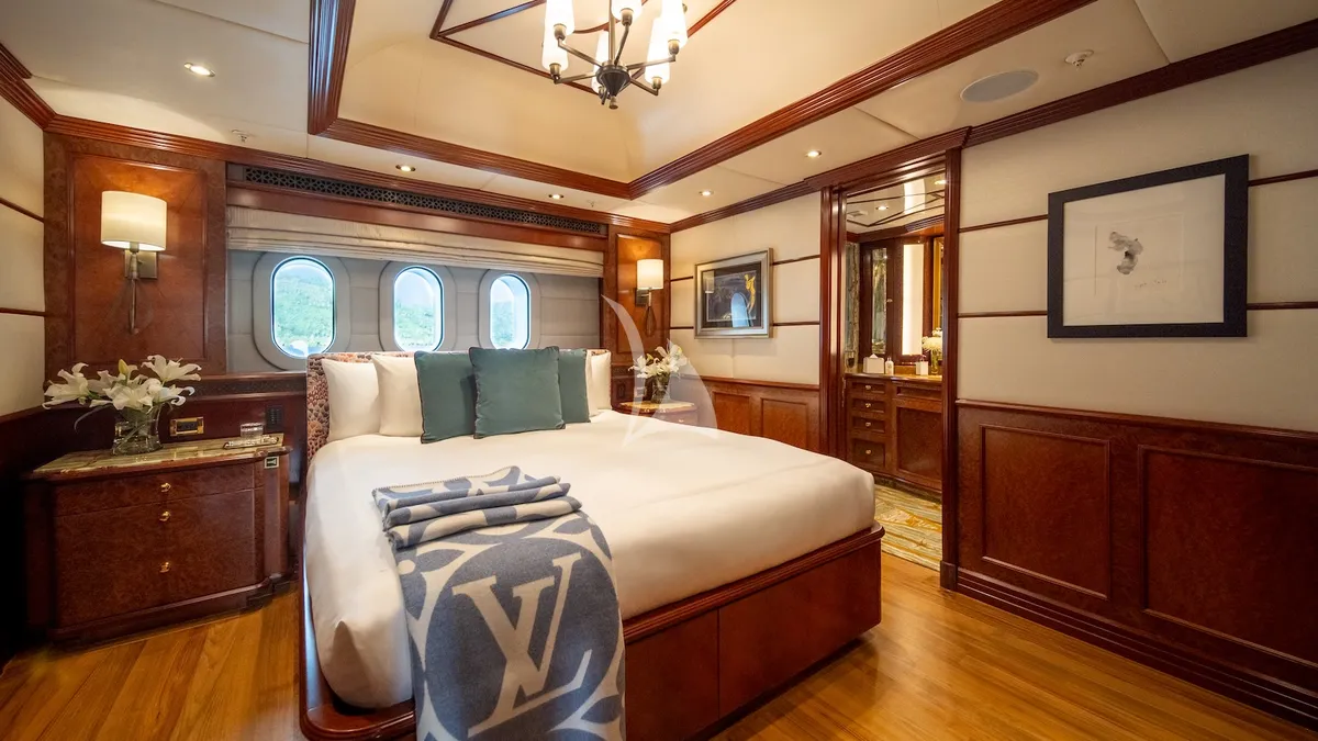 IRON BLONDE Trinity Yacht 60m - VIP King cabin 1