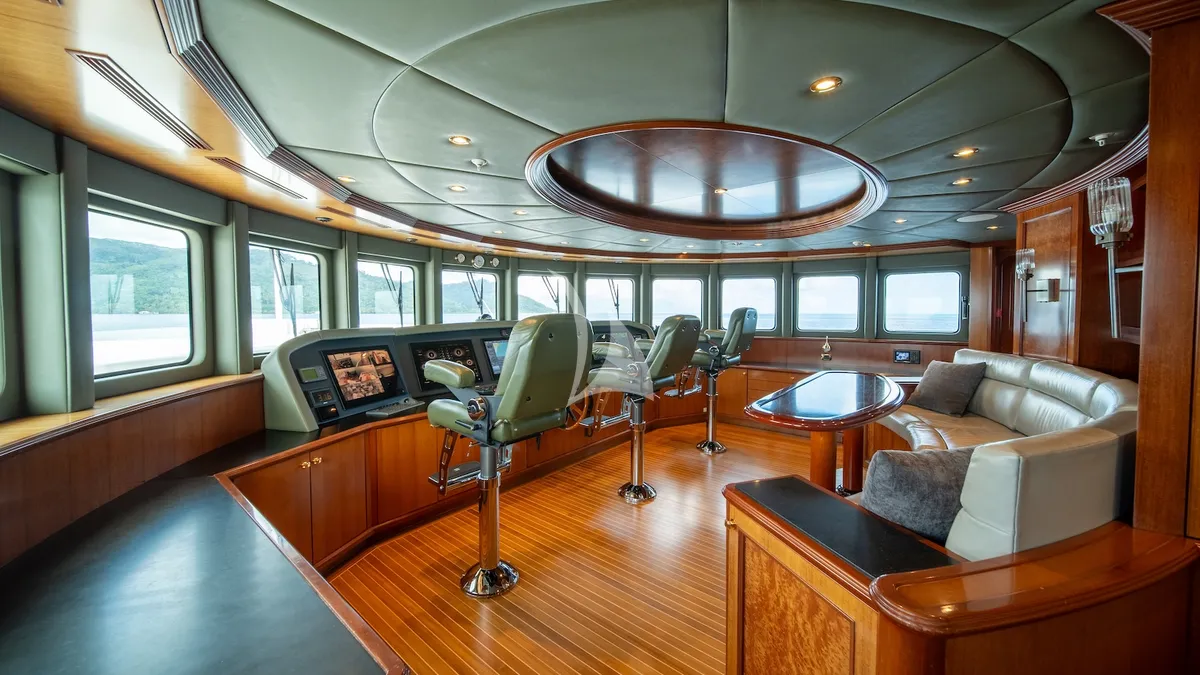 IRON BLONDE Trinity Yacht 60m - cockpit