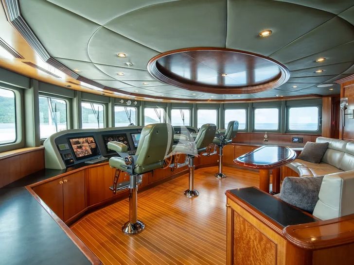 IRON BLONDE Trinity Yacht 60m - cockpit IRON BLONDE Trinity Yacht 60m - cockpit