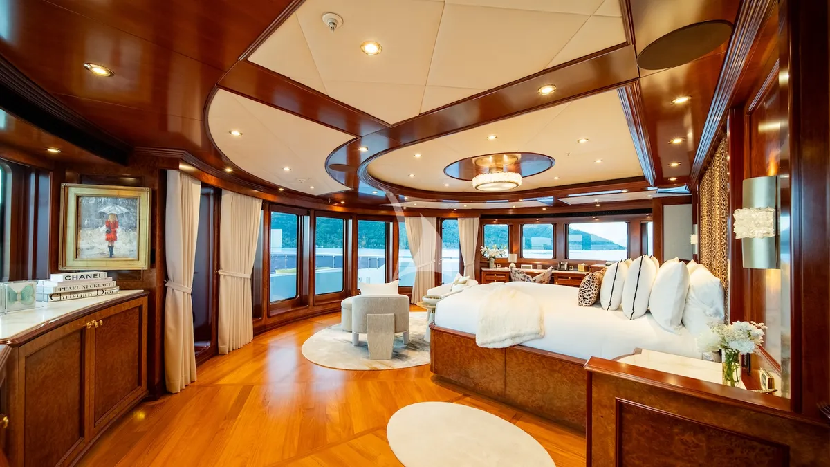IRON BLONDE Trinity Yacht 60m - owner's suite