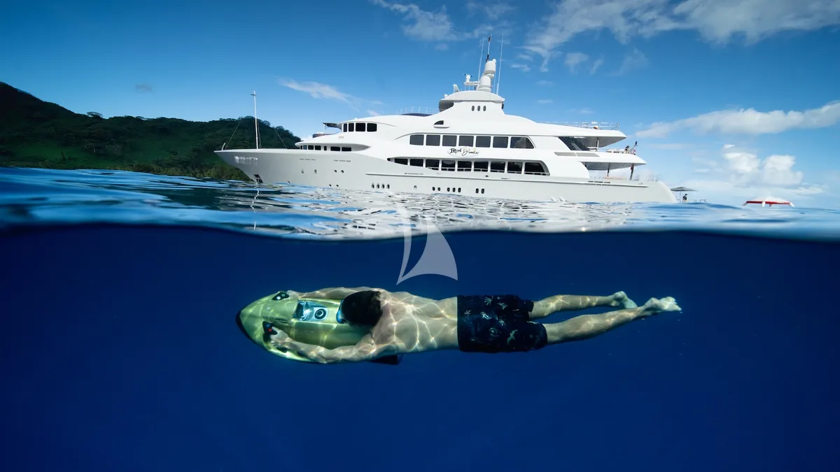 IRON BLONDE Trinity Yacht 60m - seabobbing