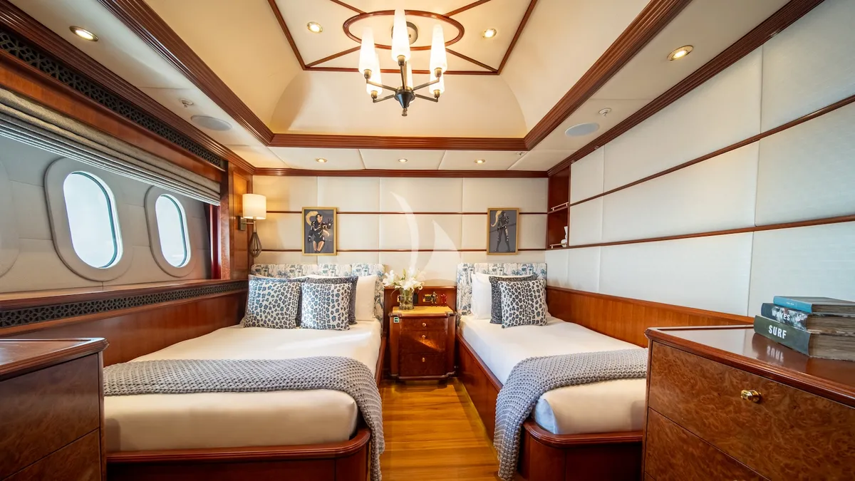 IRON BLONDE Trinity Yacht 60m - twin guest cabin
