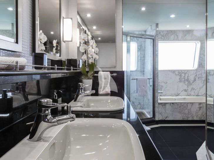 ISLAND HEIRESS Cheoy Lee 145 - master cabin bathroom ISLAND HEIRESS Cheoy Lee 145 - master cabin bathroom