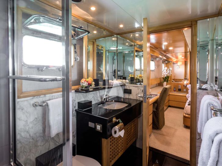 ISLAND HEIRESS Cheoy Lee 145 - VIP cabin 1 bathroom ISLAND HEIRESS Cheoy Lee 145 - VIP cabin 1 bathroom