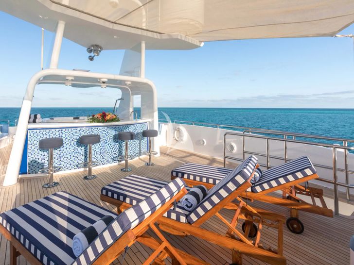 ISLAND HEIRESS Cheoy Lee 145 - sundeck bar and sunbathing area ISLAND HEIRESS Cheoy Lee 145 - sundeck bar and sunbathing area