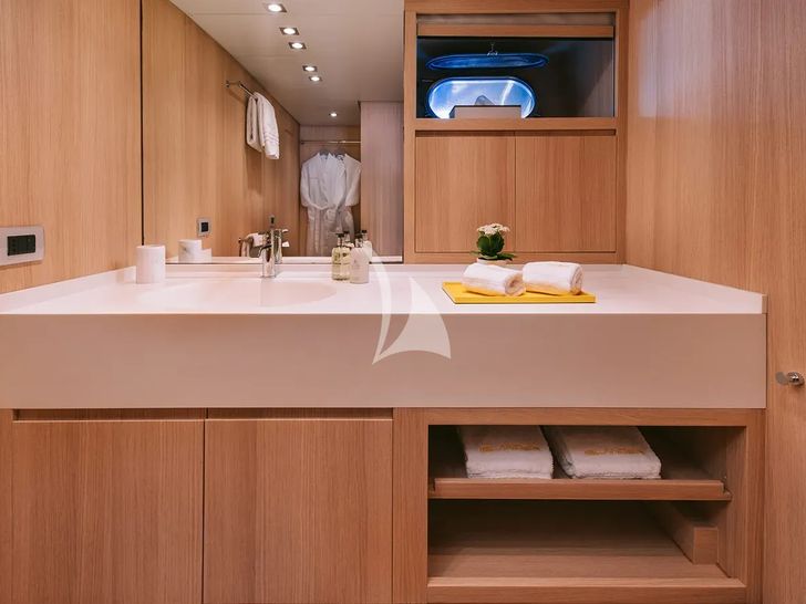 ISLANDER II Baglietto 34 - VIP cabin 1 bathroom ISLANDER II Baglietto 34 - VIP cabin 1 bathroom
