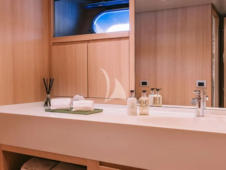 ISLANDER II Baglietto 34 - VIP cabin 2 bathroom ISLANDER II Baglietto 34 - VIP cabin 2 bathroom