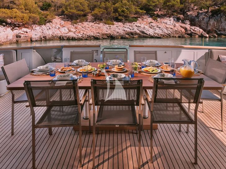 ISLANDER II Baglietto 34 - aft alfresco dining area ISLANDER II Baglietto 34 - aft alfresco dining area