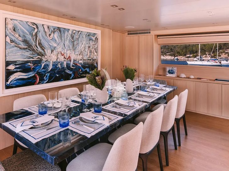 ISLANDER II Baglietto 34 - dining set up ISLANDER II Baglietto 34 - dining set up