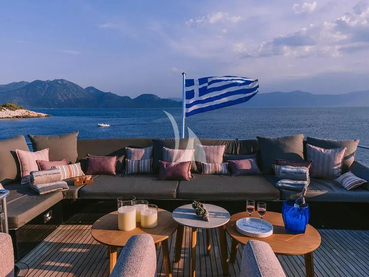 ISLANDER II Baglietto 34 - flybridge aft ISLANDER II Baglietto 34 - flybridge aft