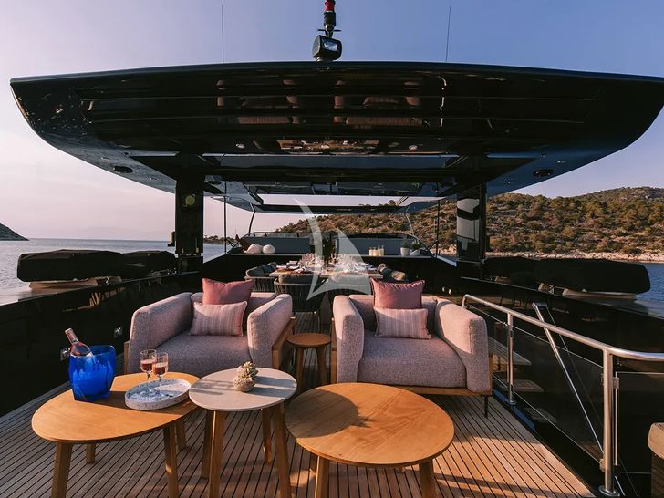 ISLANDER II Baglietto 34 - flybridge lounge ISLANDER II Baglietto 34 - flybridge lounge