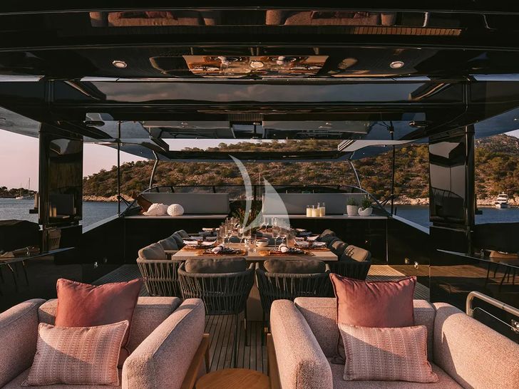 ISLANDER II Baglietto 34 - flybridge seating and dining ISLANDER II Baglietto 34 - flybridge seating and dining