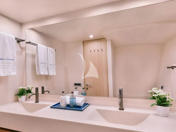 ISLANDER II Baglietto 34 - master cabin bathroom ISLANDER II Baglietto 34 - master cabin bathroom