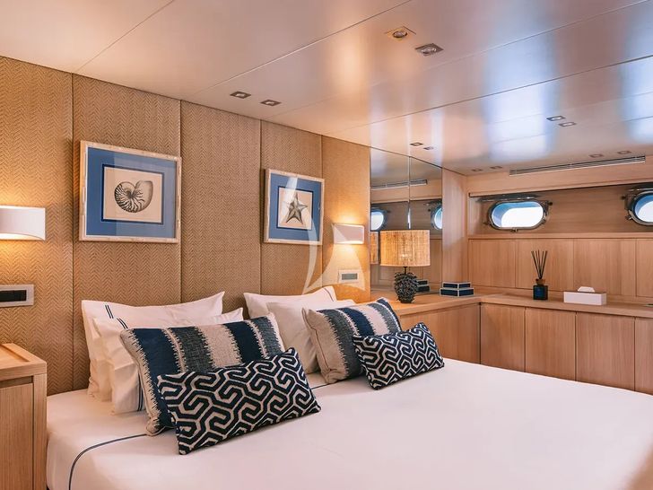 ISLANDER II Baglietto 34 - master cabin bed ISLANDER II Baglietto 34 - master cabin bed