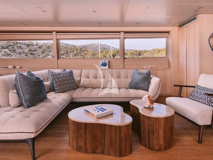 ISLANDER II Baglietto 34 - saloon seating ISLANDER II Baglietto 34 - saloon seating