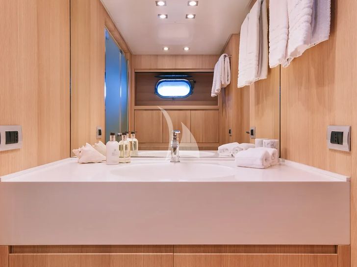 ISLANDER II Baglietto 34 - twin cabin 2 bathroom ISLANDER II Baglietto 34 - twin cabin 2 bathroom