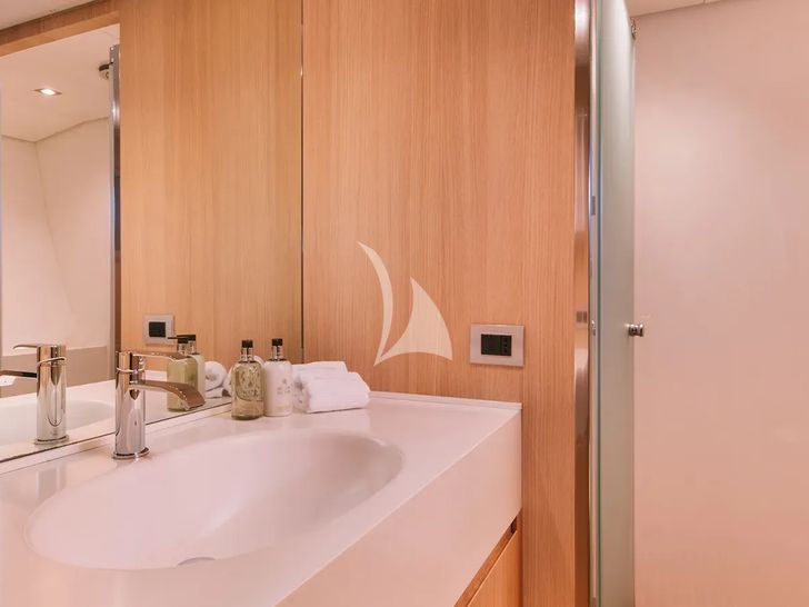 ISLANDER II Baglietto 34 - twin cabin with Pullman bathroom ISLANDER II Baglietto 34 - twin cabin with Pullman bathroom