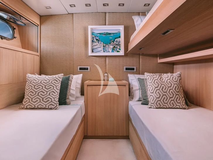 ISLANDER II Baglietto 34 - twin cabin with Pullman ISLANDER II Baglietto 34 - twin cabin with Pullman