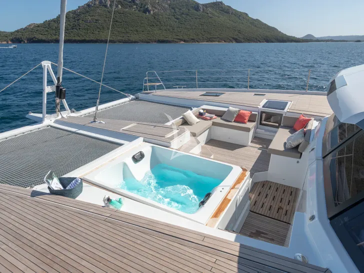 ISOLA Fountaine Pajot Alegria 67 - foredeck lounge and jacuzzi ISOLA Fountaine Pajot Alegria 67 - foredeck lounge and jacuzzi