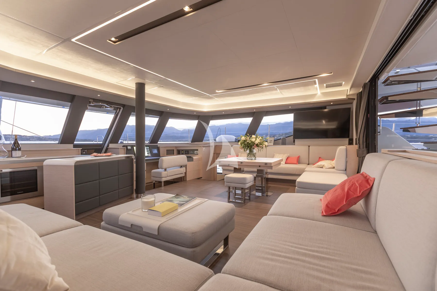 ISOLA Fountaine Pajot Alegria 67 - main saloon