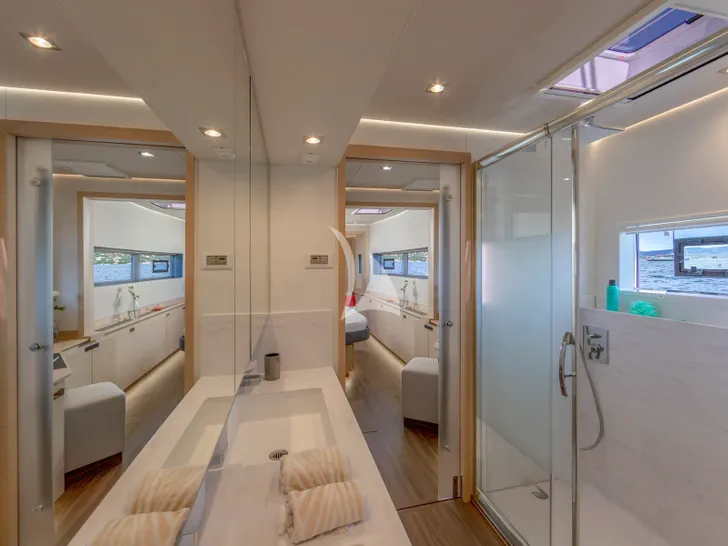 ISOLA Fountaine Pajot Alegria 67 - master cabin bathroom ISOLA Fountaine Pajot Alegria 67 - master cabin bathroom