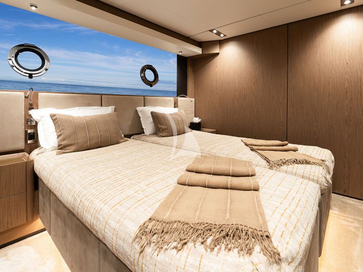 ISOTTA Ferretti 1000 Skydeck - twin cabin ISOTTA Ferretti 1000 Skydeck - twin cabin