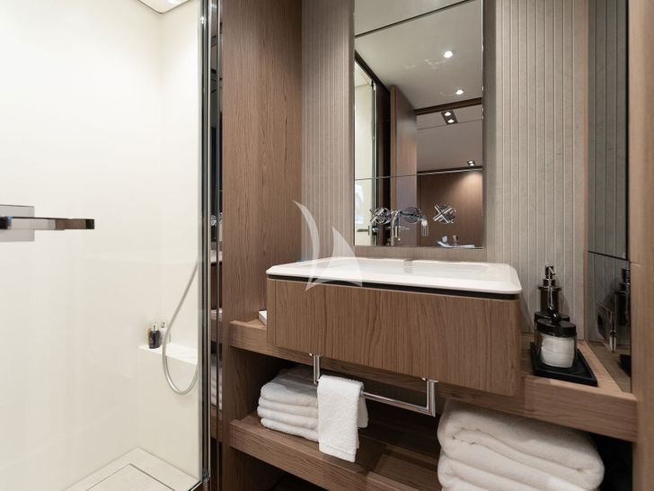 ISOTTA Ferretti 1000 Skydeck - master cabin bathroom ISOTTA Ferretti 1000 Skydeck - master cabin bathroom