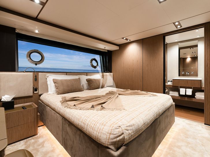 ISOTTA Ferretti 1000 Skydeck - master cabin ISOTTA Ferretti 1000 Skydeck - master cabin